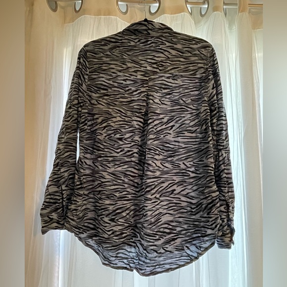 lightweight‎ button down size medium - Picture 4 of 6